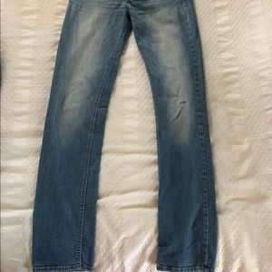Low-Rise Medium-Wash Hollister Skinny Jeans!